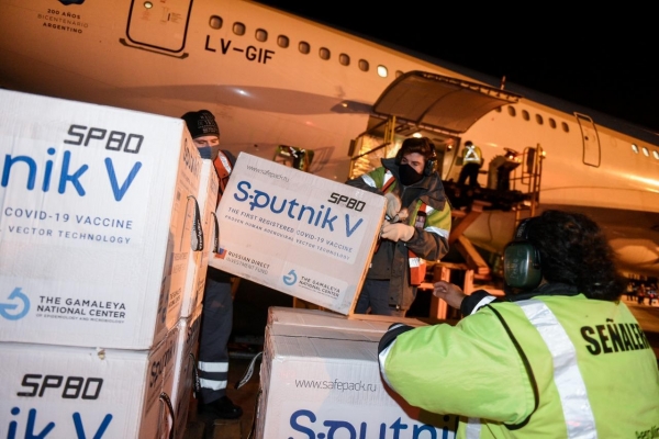 Llegaron más de 700 mil dosis de los dos componentes de la vacuna Sputnik V