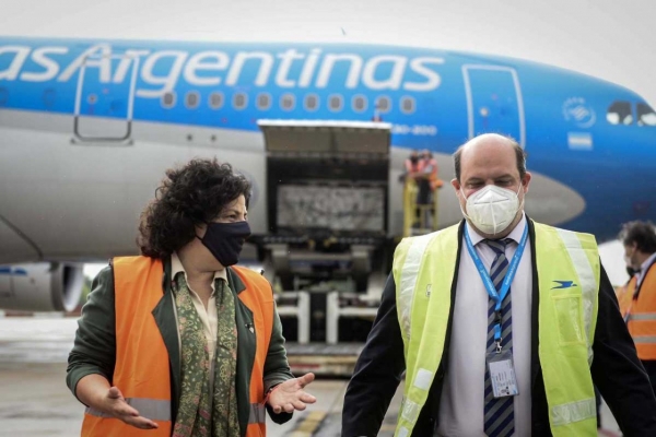 El Gobierno prepara diez vuelos de Aerolíneas a China para traer 8 millones de dosis de Sinopharm