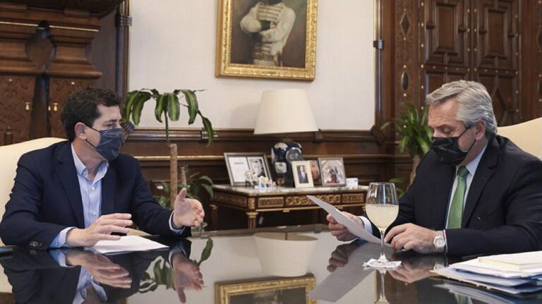 Fernández se mostró a solas con De Pedro tras la crisis interna y sumó una nueva «actividad de cercanía» en Lanús