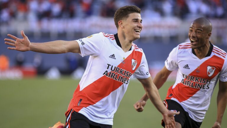 Con un doblete de Álvarez, River venció a Boca por 2 a 1 y es el único puntero de la Liga Profesional