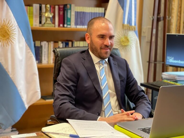 El Presupuesto 2022 prevé subas de casi 70% en algunos planes sociales