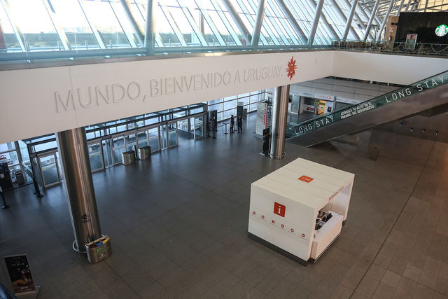 Domingo de Cuarentena, Aeropuerto de Carrasco