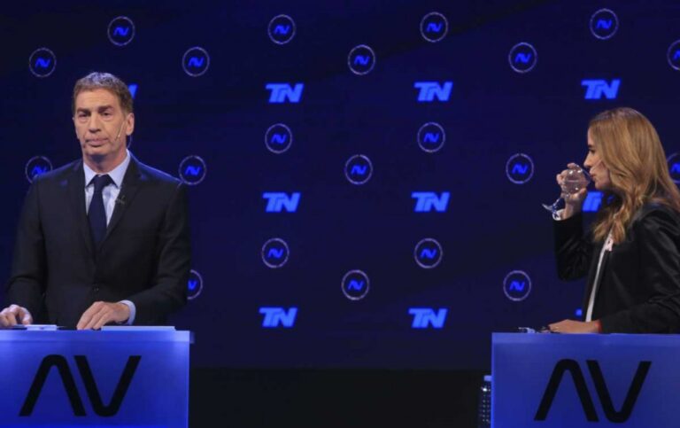 Espert repartió copias de su plan económico e insultos y Santilli se cruzó fuerte con Tolosa Paz