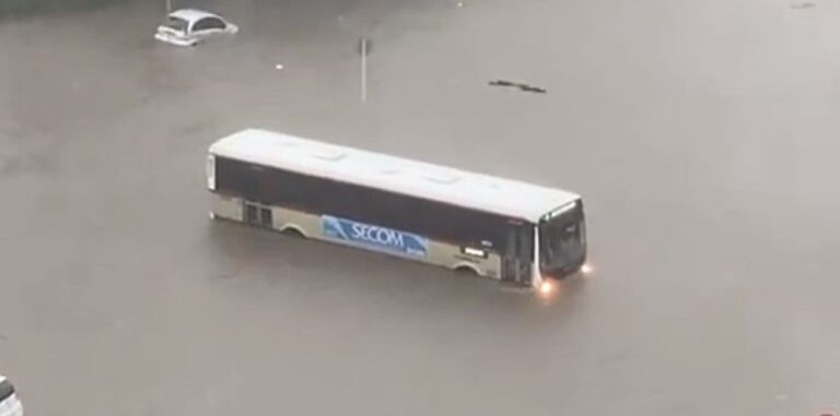 Vehículos y un contenedor flotando: llovió entre 50 y 100 mm en Montevideo, según Inumet