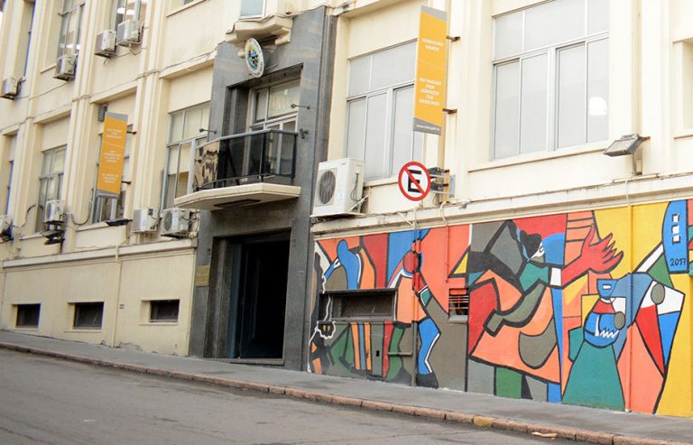 Tras suba en enero, número de trabajadores en seguro de paro cayó en febrero