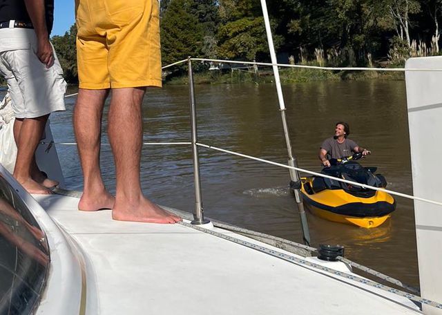 Decenas de barcos cruzaron el río San Juan y el presidente fue a saludar en moto de agua